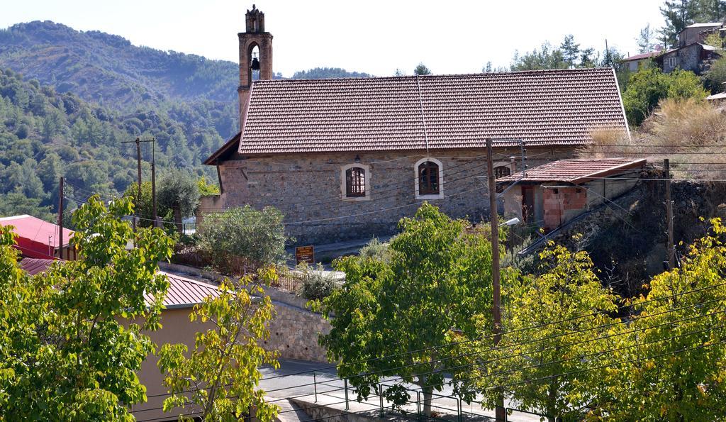 The House * Tris Elies